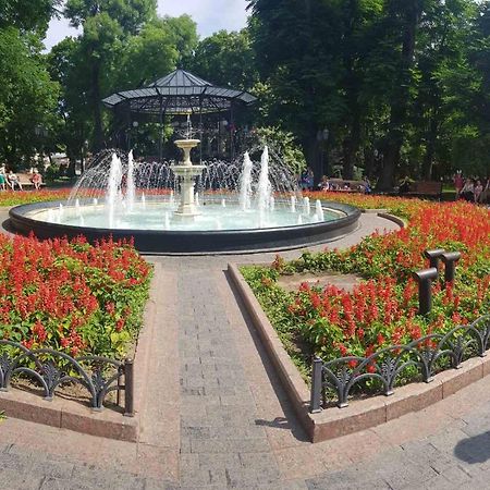Vip Apartment Na Derebasovskoi Odessa Esterno foto