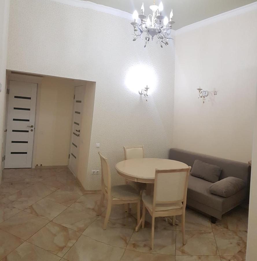 Vip Apartment Na Derebasovskoi Odessa Esterno foto