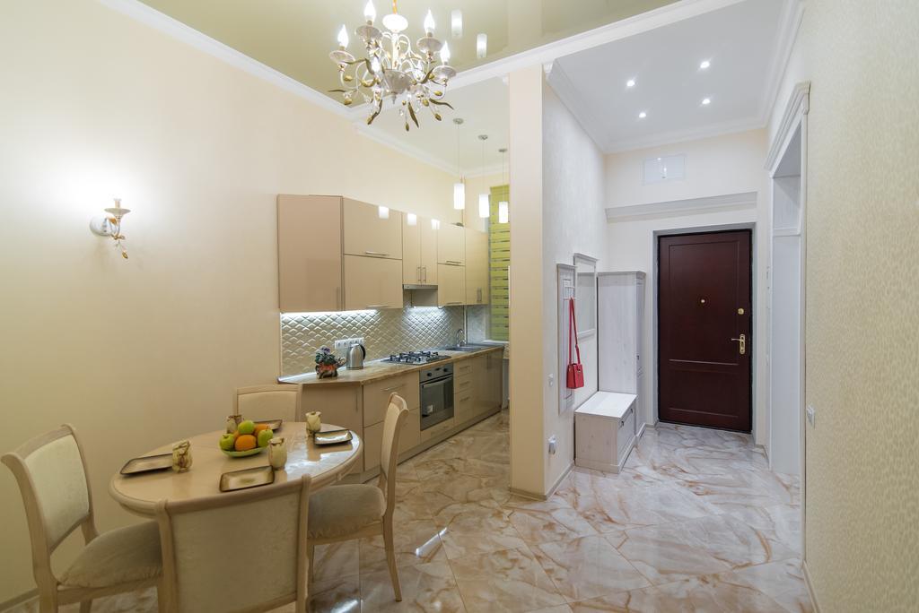 Vip Apartment Na Derebasovskoi Odessa Esterno foto