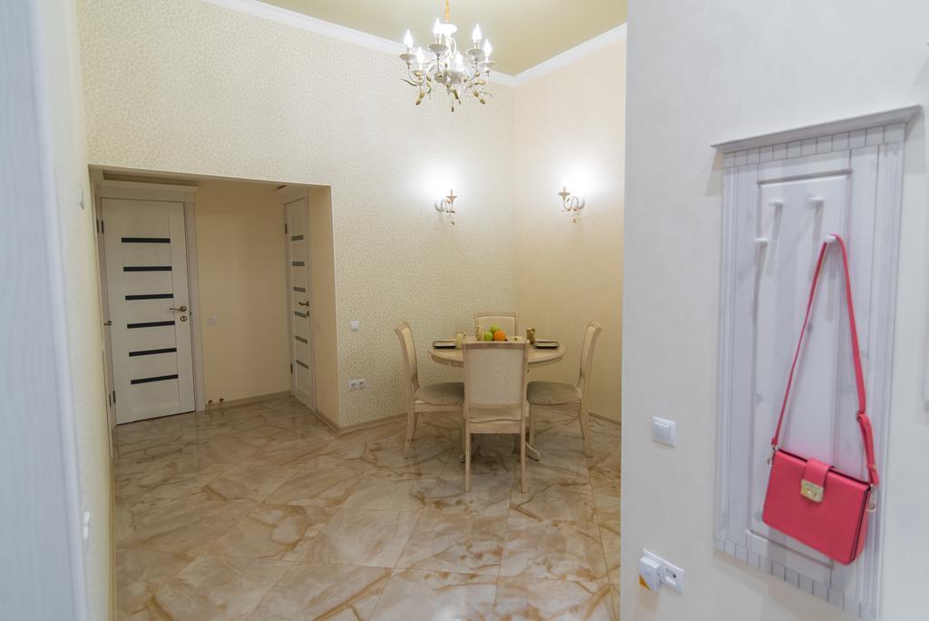Vip Apartment Na Derebasovskoi Odessa Esterno foto